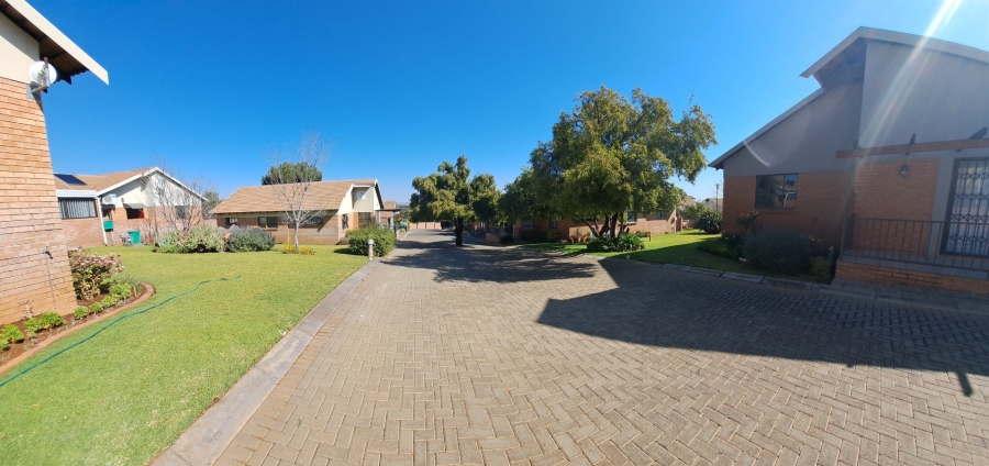 2 Bedroom Property for Sale in Langenhovenpark Free State